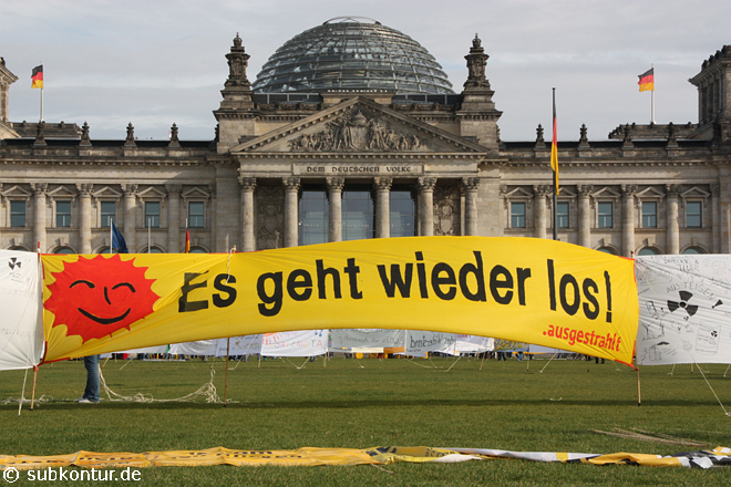 Hunderte von Anti-AKW-Transparenten vor dem Berliner Reichstag