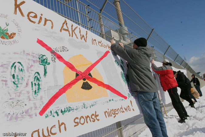 l�ngstes Anti-Atom-Transparent vor dem AKW Kr&uuml;mmel